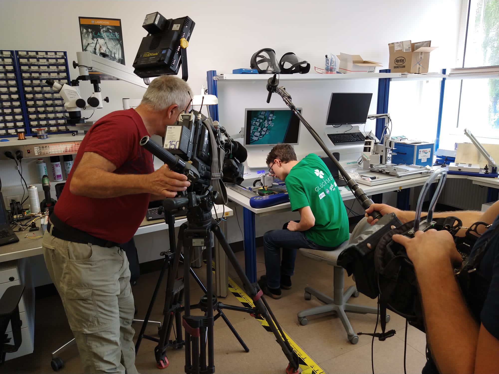 Filming the assembly of a PCB